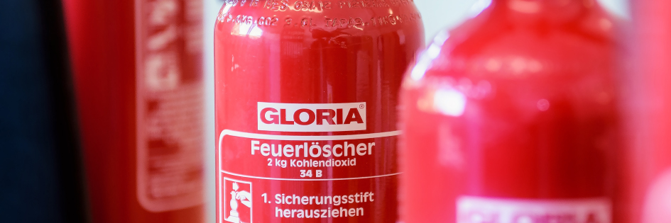 Feuerlöscher in Reihe