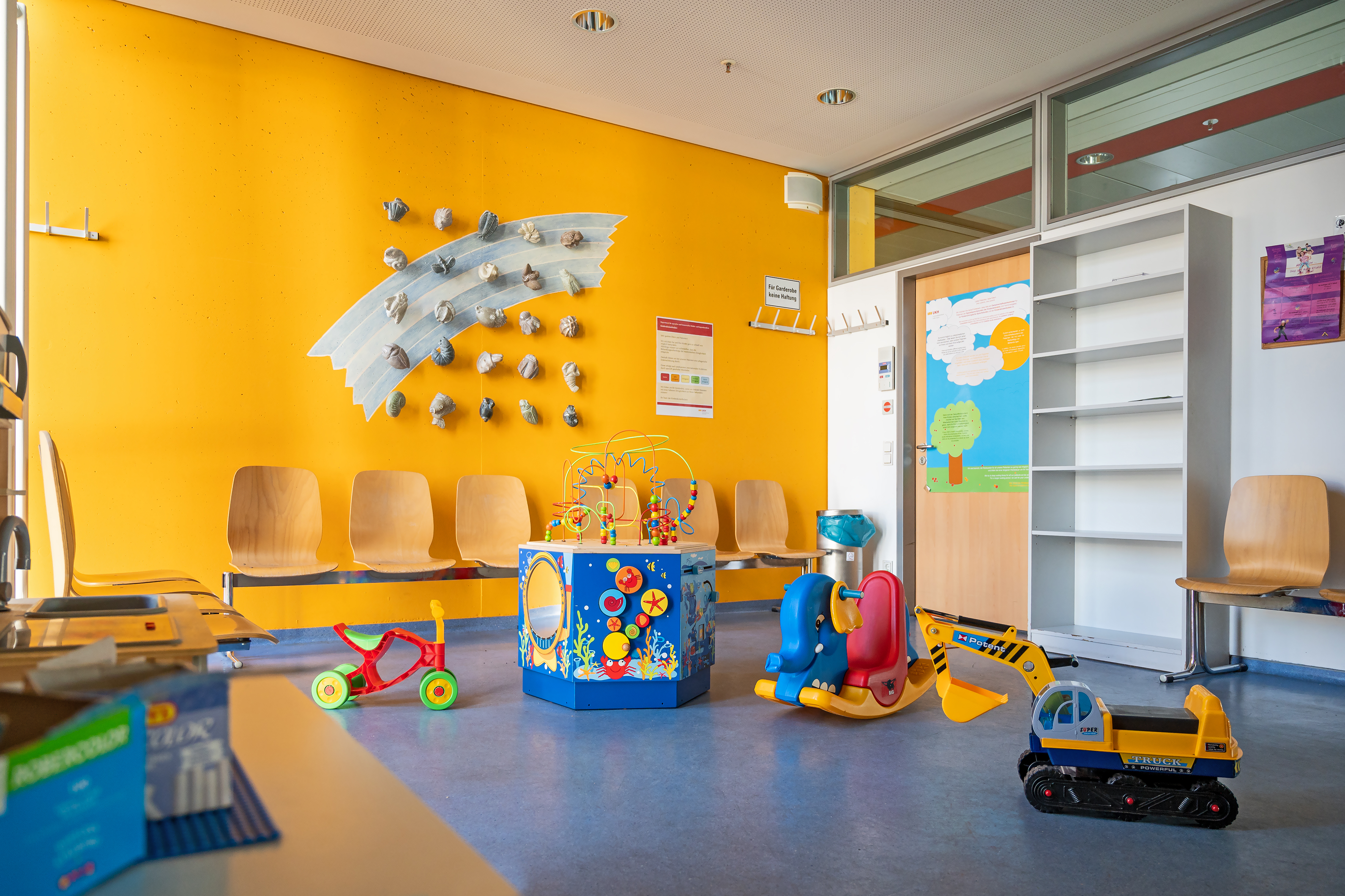 Wartezimmer mit Stühlen und Kinderspielzeug