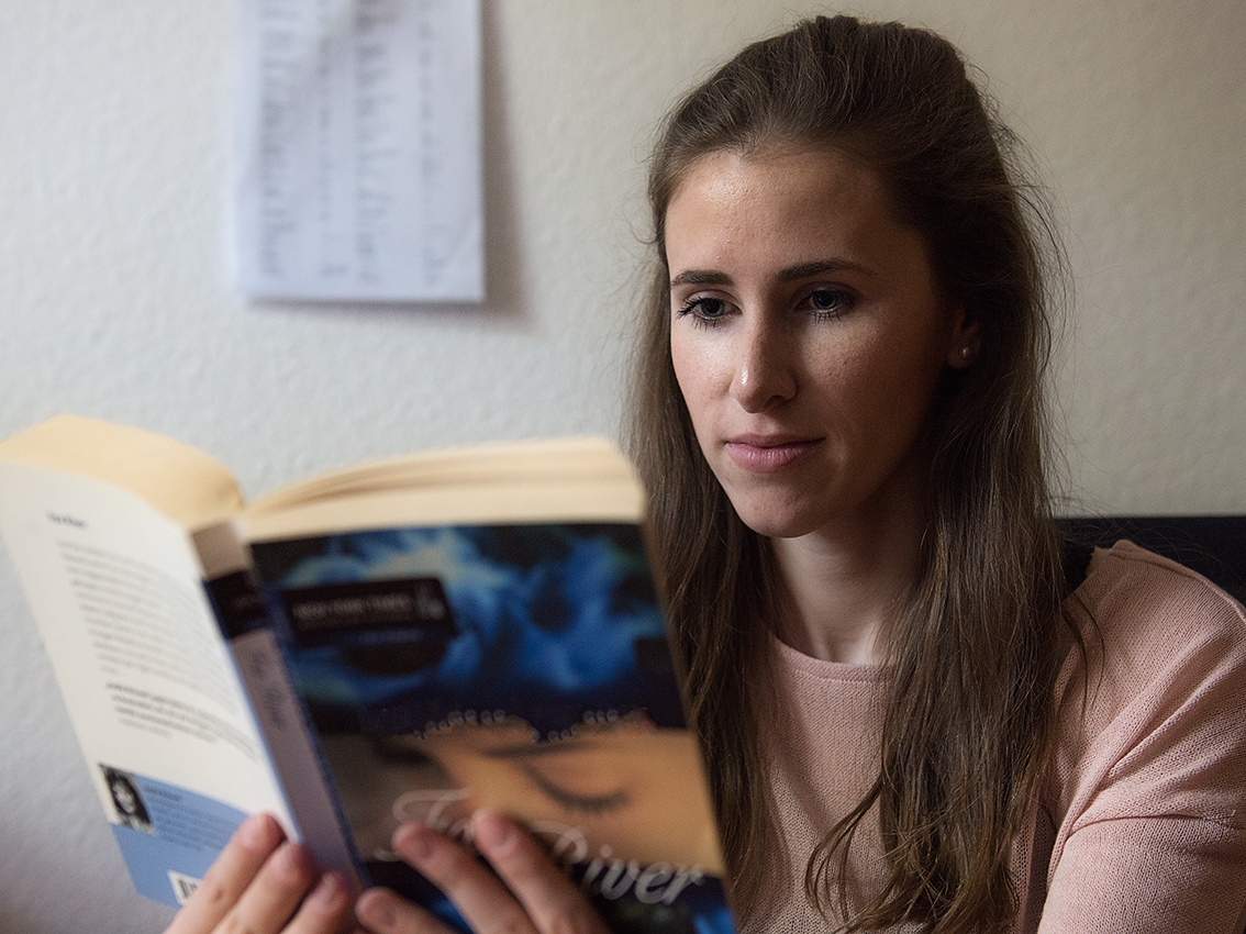 Frau liest Buch