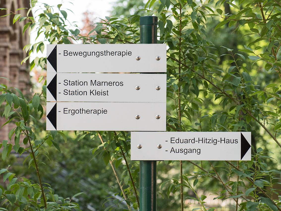 Wegweiser in der Klinik für Psychiatrie