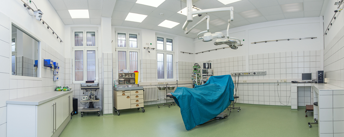 Blick in einen leeren, voll ausgestatteten Operationssaal