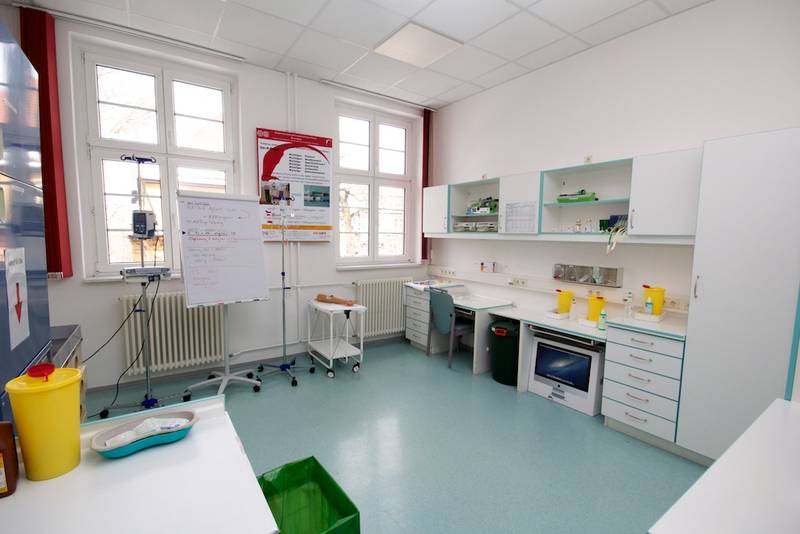 Voll eingerichtetes Übungs-Behandlungszimmer