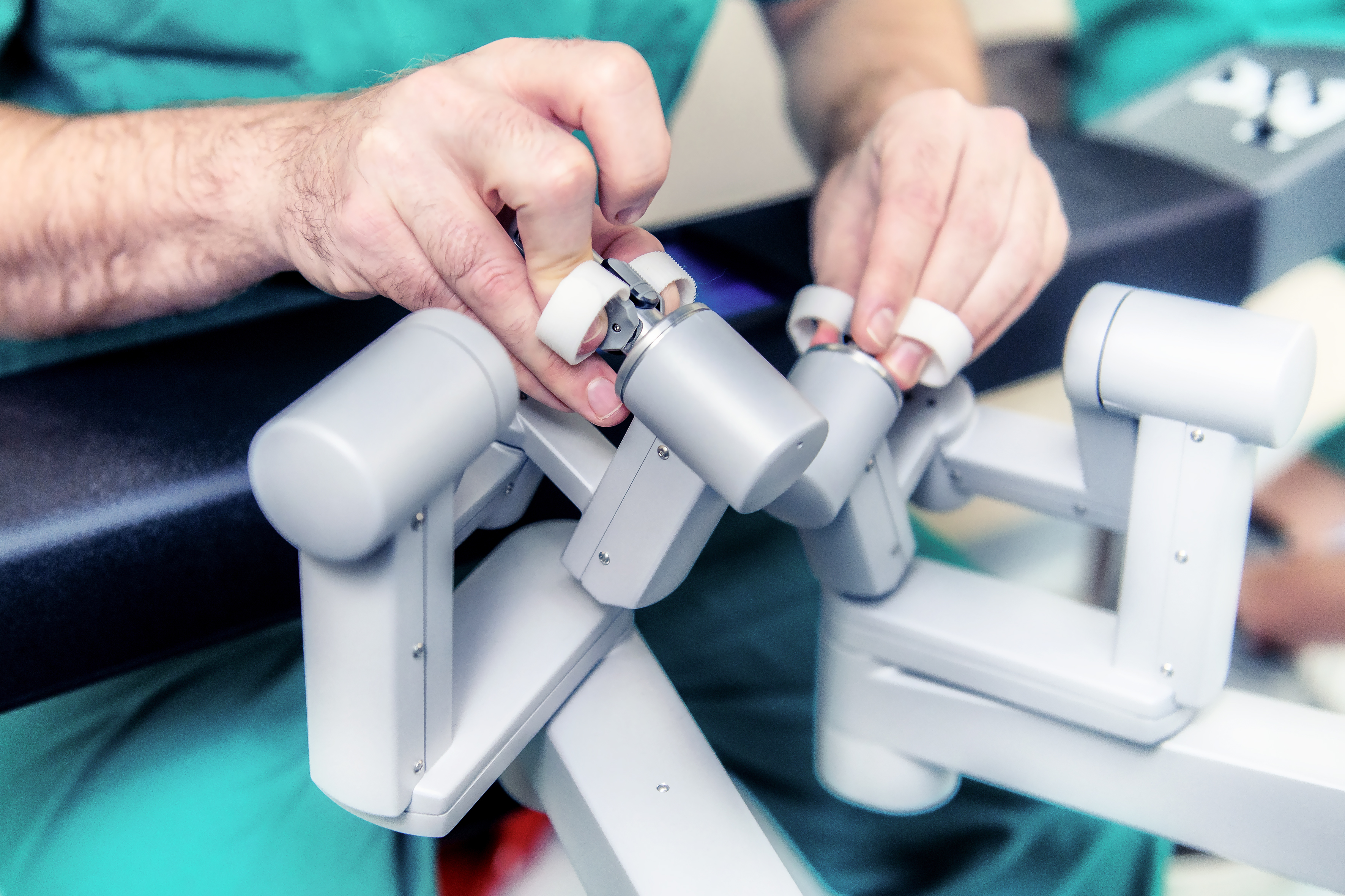 Detailaufnahme zweier Hände, die den OP-Roboter da Vinci Xi steuern.