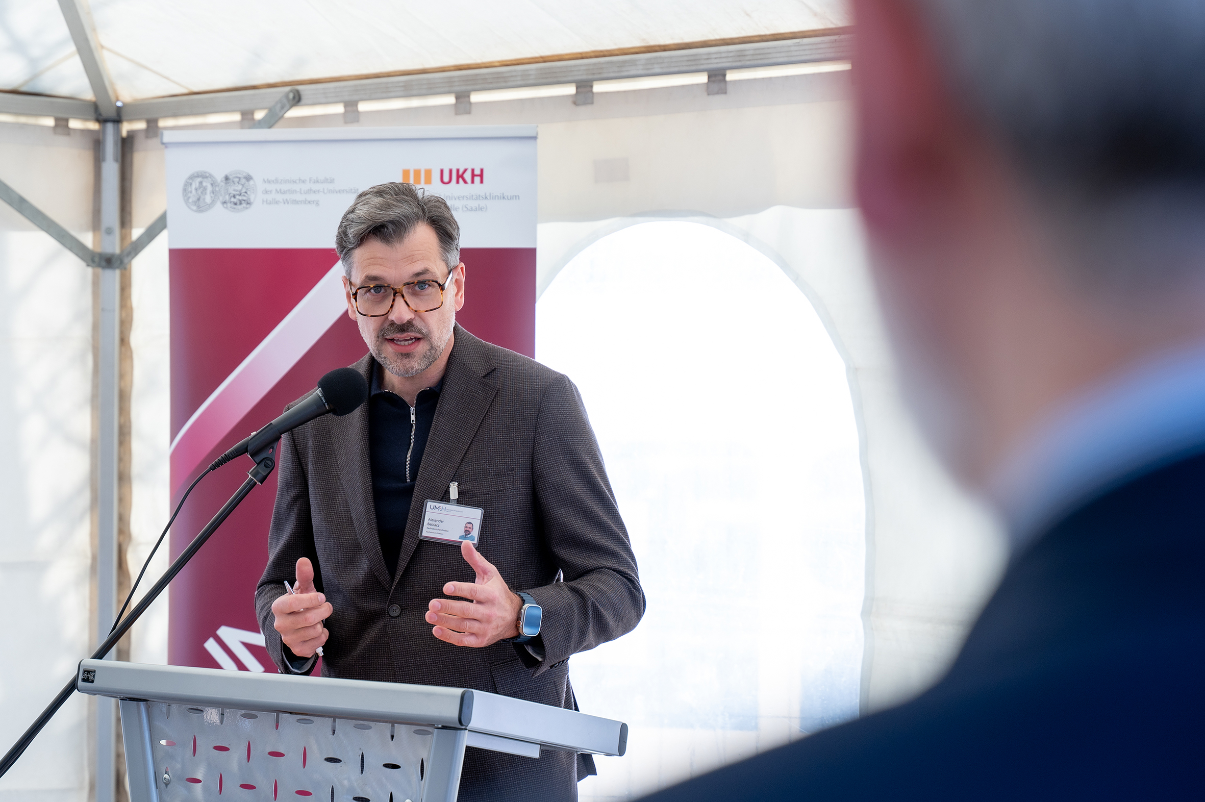 Mann in Anzug an einem Rednerpult