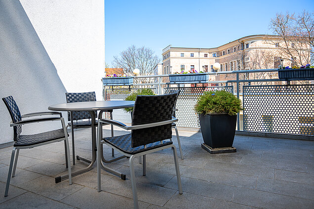 Balkon mit Tisch und Stühlen