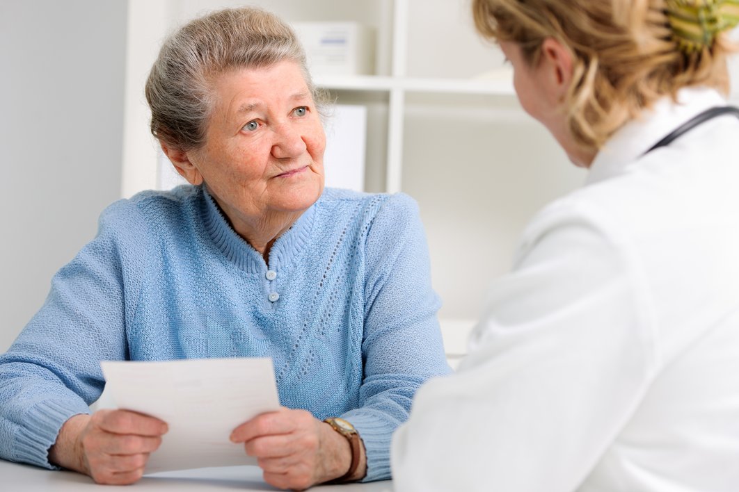 Patientin spricht mit Hausärztin