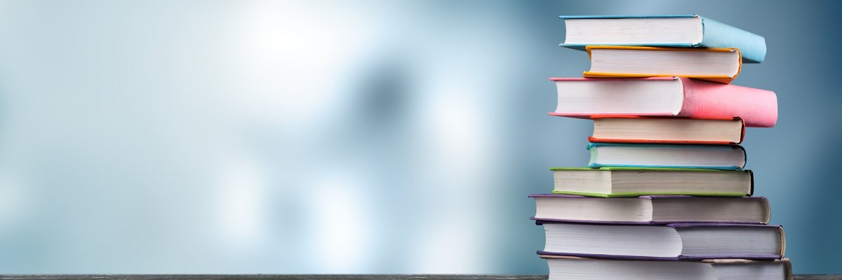 Stapel von Büchern mit bunten Einbänden