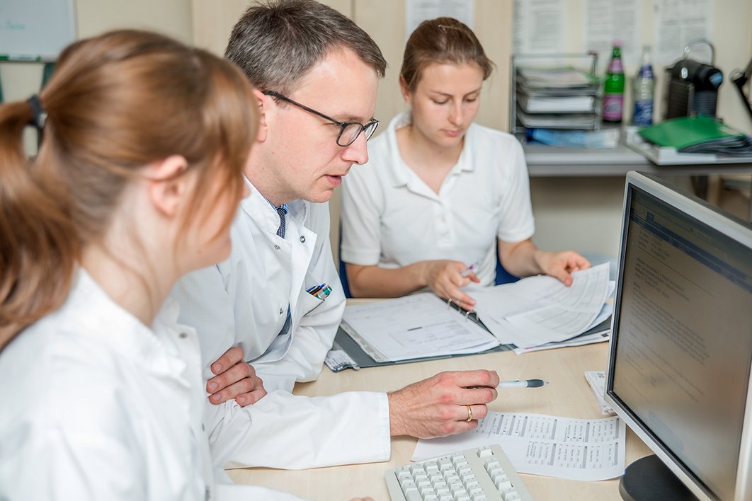 Visite am Monitor auf der Station 6 der Klinik für Innere Medizin 1