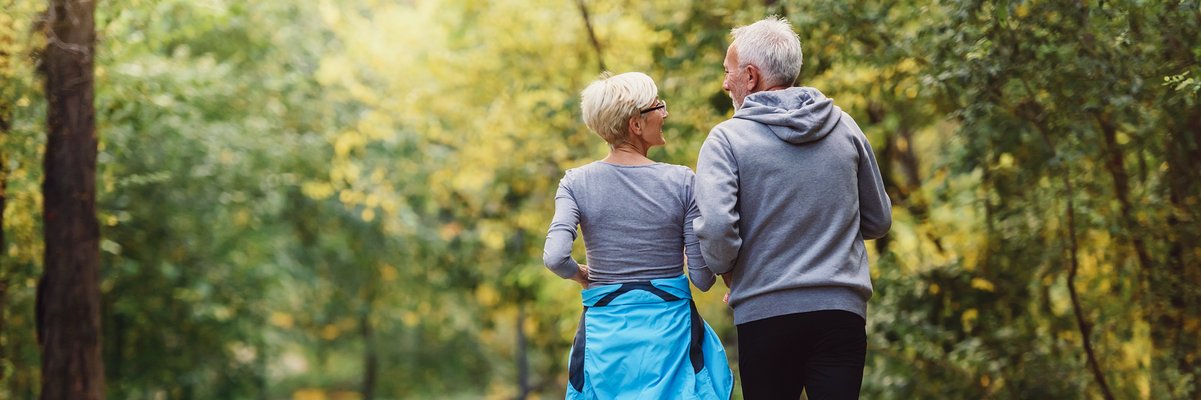 Mann und Frau wandern im Wald