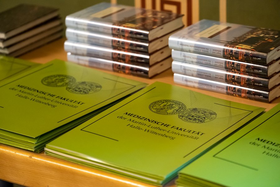 Grüne Urkundenmappen zum akademischen Festakt auf einem Tisch.  Grüne Urkundenmappen zum akademischen Festakt auf einem Tisch.