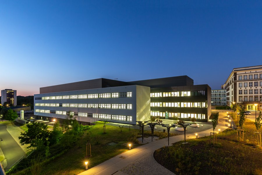 Das Charles-Tanford-Proteinzentrum in Halle ist ein moderner Forschungsbau, der auf dem Foto in der Dämmerung gezeigt wird. Im Gebäude brennen noch viele Lichter aus den Forschungslaboren.  Das Charles-Tanford-Proteinzentrum in Halle ist ein moderner Forschungsbau, der auf dem Foto in der Dämmerung gezeigt wird. Im Gebäude brennen noch viele Lichter aus den Forschungslaboren.