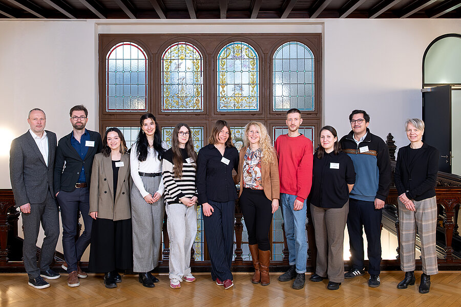 Elf Personen stehen nebeneinander in einer Reihe in einem historischen Treppenhaus. Sie blicken freundlich in die Kamera. v.l.n.r.: Prof. Dr. Patrick Jahn, Dr. Ingmar Rothe, Eva Steinberger, Celine Schreiber, Bianca Hummer, PD Dr. Julia Vorhölter, Dr. Franziska Fink, Axel Kiehn, Ivonne Kalter, Jerry Gabriel Olear, Prof. Dr. Ursula Rao  Elf Personen stehen nebeneinander in einer Reihe in einem historischen Treppenhaus. Sie blicken freundlich in die Kamera. v.l.n.r.: Prof. Dr. Patrick Jahn, Dr. Ingmar Rothe, Eva Steinberger, Celine Schreiber, Bianca Hummer, PD Dr. Julia Vorhölter, Dr. Franziska Fink, Axel Kiehn, Ivonne Kalter, Jerry Gabriel Olear, Prof. Dr. Ursula Rao