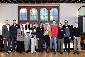 Elf Personen stehen nebeneinander in einer Reihe in einem historischen Treppenhaus. Sie blicken freundlich in die Kamera. v.l.n.r.: Prof. Dr. Patrick Jahn, Dr. Ingmar Rothe, Eva Steinberger, Celine Schreiber, Bianca Hummer, PD Dr. Julia Vorhölter, Dr. Franziska Fink, Axel Kiehn, Ivonne Kalter, Jerry Gabriel Olear, Prof. Dr. Ursula Rao