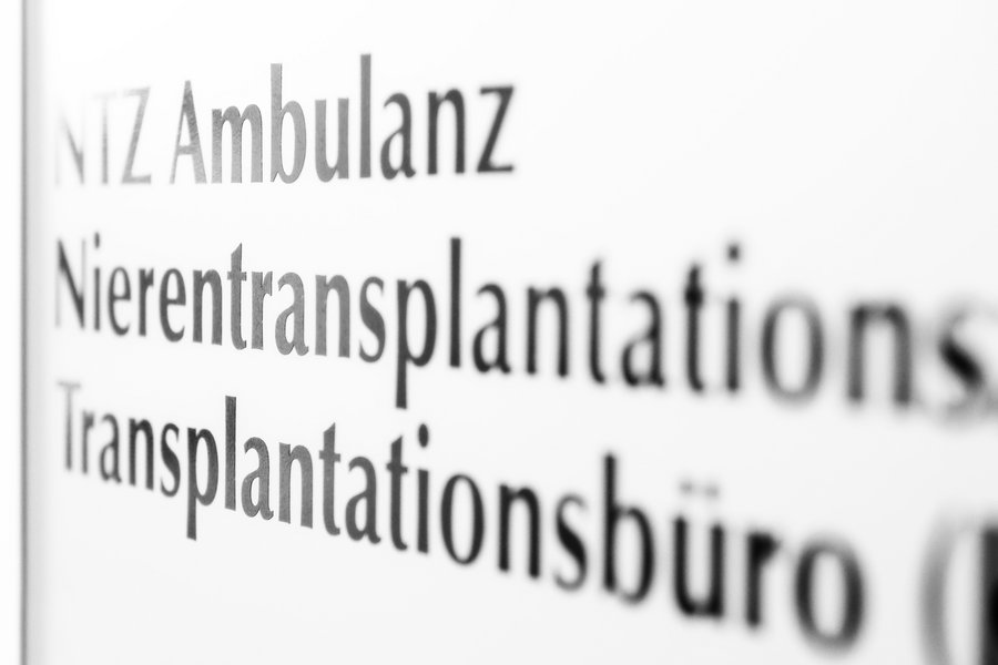 Auf einem Schild steht NTZ Ambulanz, Nierentransplantationszentrum, Transplantationsbüro.  Auf einem Schild steht NTZ Ambulanz, Nierentransplantationszentrum, Transplantationsbüro.