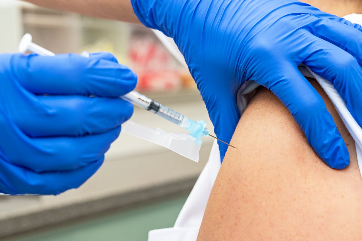 ltere onkologische Patientinnen und Patienten profitieren deutlich von  Priorisierung bei der COVID-19-Impfung vor geplanten Operationen | News |  Universittsmedizin Halle