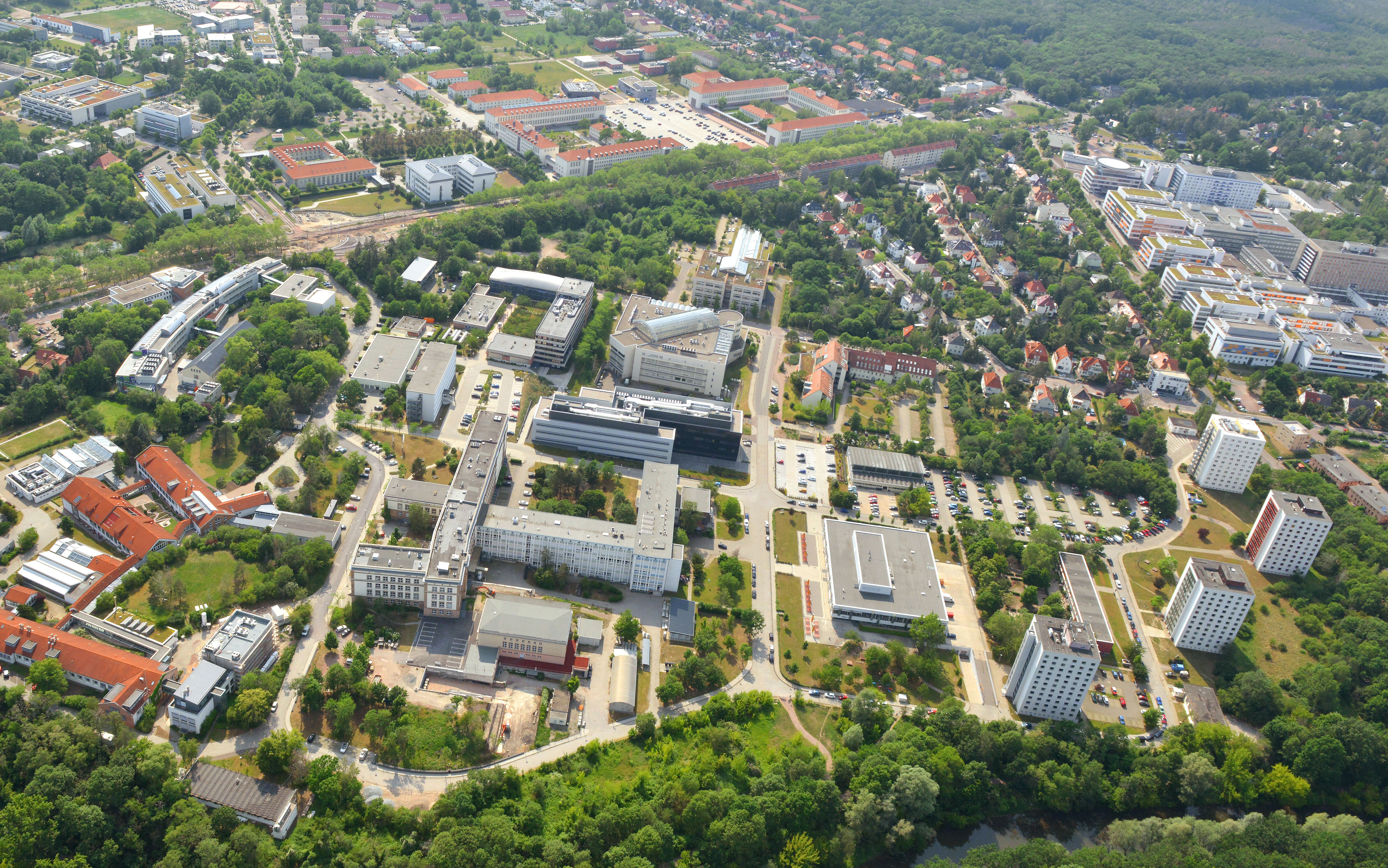 Luftaufnahme des Weinberg Campus mit der Blickrichtung nach Westen. Am rechten Bildrand sind oben das Universitätsklinikum Halle und unten die Hochhäuser der Studierendenwohnheime abgebildet. In der unteren Bildecke links liegt das Leibniz-Institut für Pflanzenbiologie und relativ mittig u.a. die Mensa, das Charles-Tanford-Proteinzentrum und das Biozentrum