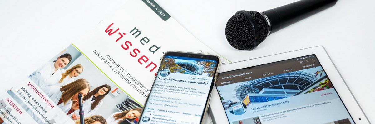 Zeitschrift, Handy, Mikrofon und Tablet mit E-Paper