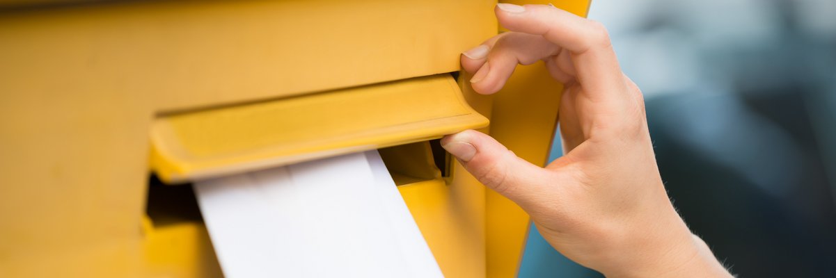 Briefumschlag im Briefkasten
