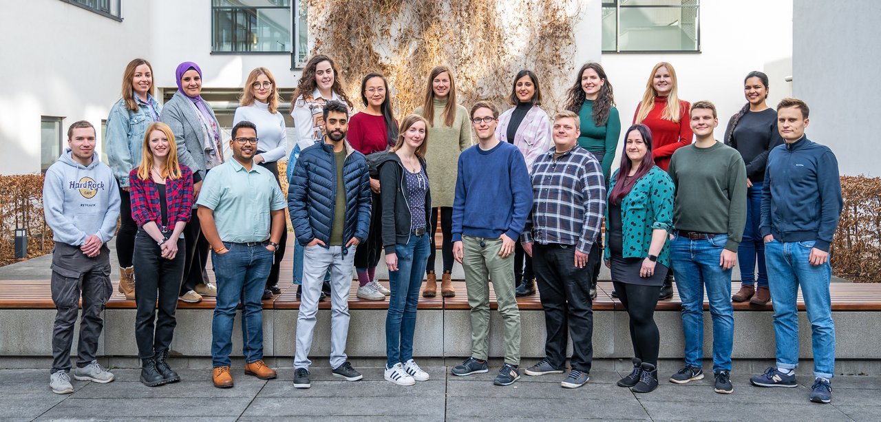 PhD and MD students of the RTG standing in two rows in the courtyard of the university hospital