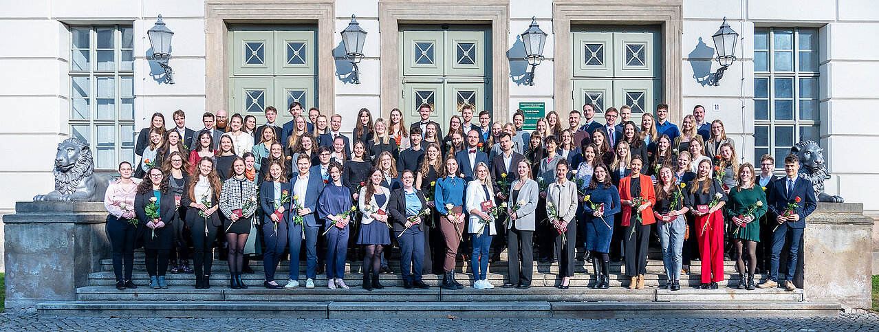 Gruppenfoto mit mehr als 100 Personen vor dem Löwengebäude der Uni Halle.