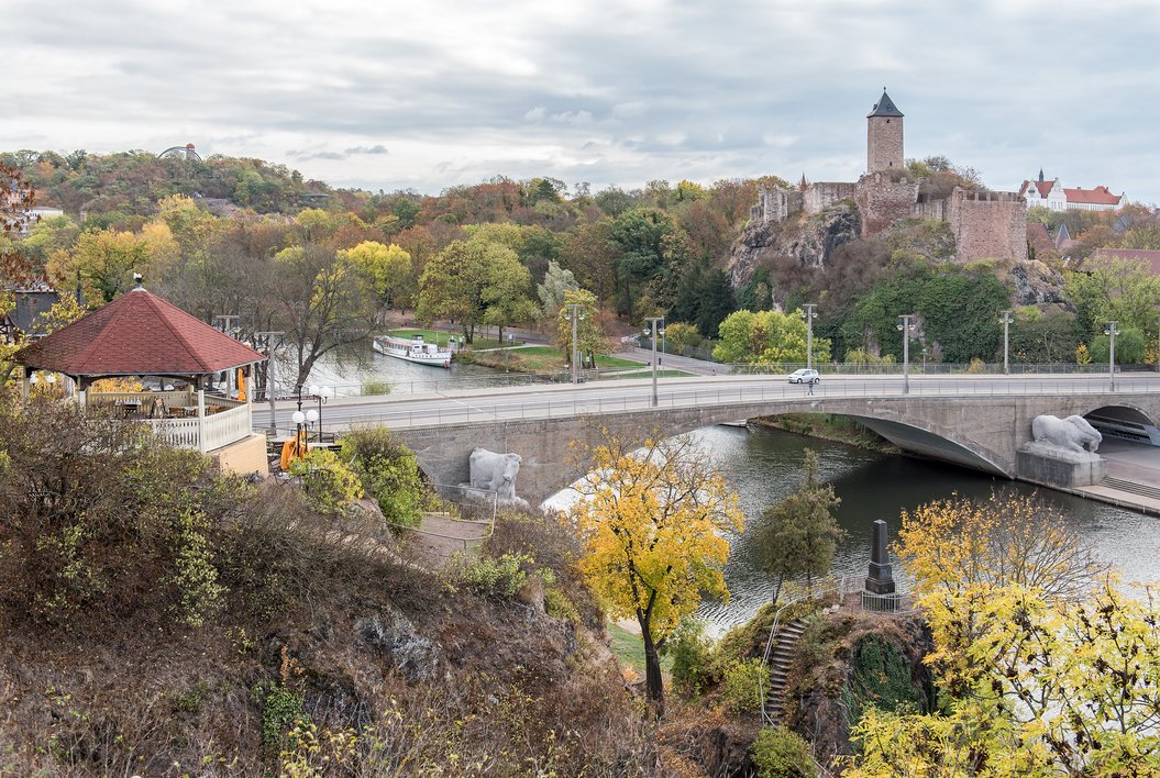 Kröllwitzer Brücke über die Saale im Herbst