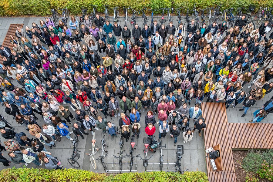 Fast 300 Personen stehen in einem Innenhof der Universitätsmedizin Halle und schauen fast senkrecht nach oben, zum Fotografen.   Fast 300 Personen stehen in einem Innenhof der Universitätsmedizin Halle und schauen fast senkrecht nach oben, zum Fotografen. 