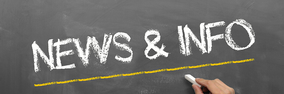 News  Info von einer Hand in Kreide geschrieben und mit gelb unterstrichen