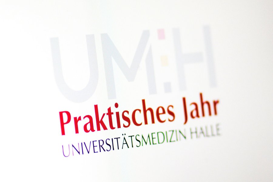 Symbolbild: Schriftzug "Praktisches Jahr" umrahmt mit dem Logo und der Wortmarke der Universitätsmedizin Halle.  Symbolbild: Schriftzug "Praktisches Jahr" umrahmt mit dem Logo und der Wortmarke der Universitätsmedizin Halle.