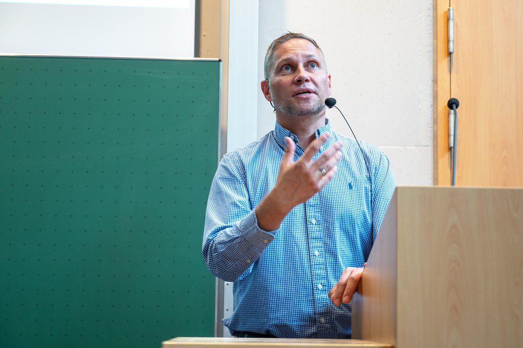 Jun.-Prof. Holger Cynis am Redepult.