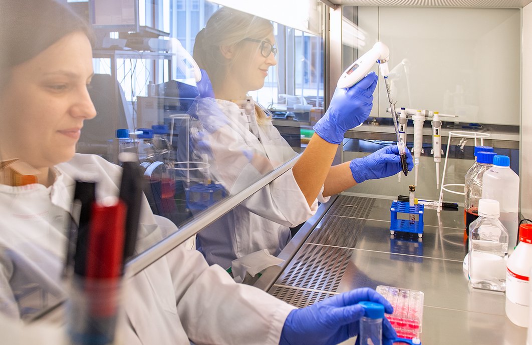 Zwei Frauen arbeiten im Labor mit verschiedenen Laborgeräten an einem Tisch