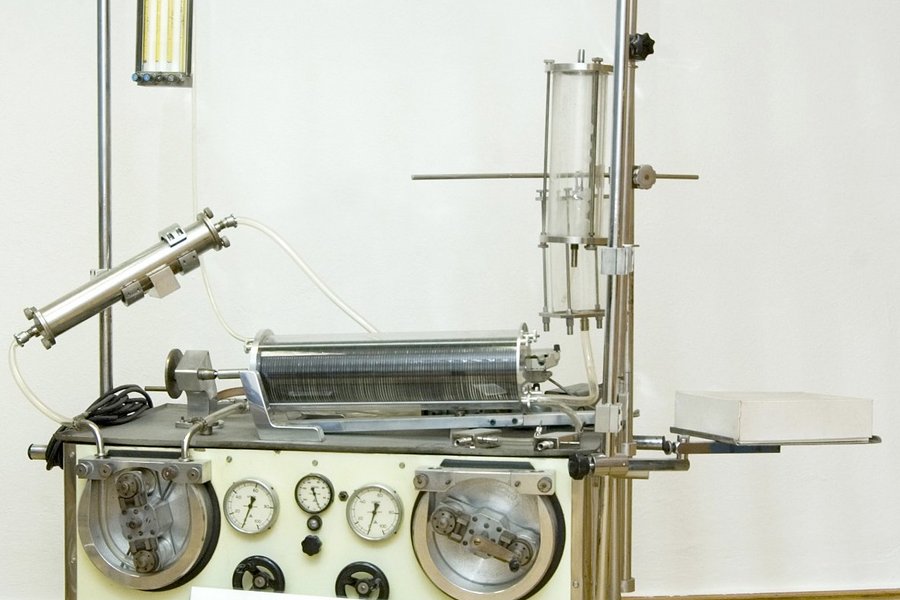 Abgebildet ist die historische Herz-Lungen-Maschine von 1962 benannt nach ihren Entwicklern Prof. Schober und Pof. Struß  Abgebildet ist die historische Herz-Lungen-Maschine von 1962 benannt nach ihren Entwicklern Prof. Schober und Pof. Struß