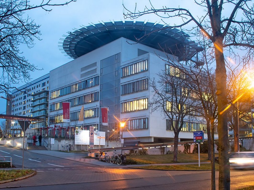 Ansicht vom Hauptgebäude der Universitätsmedizin Halle