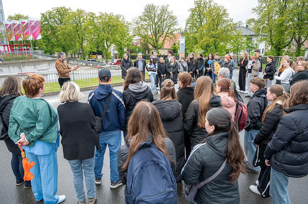 Der Kaufmännische Direktor begrüßt die Schüler:innen vor dem Klinikum.