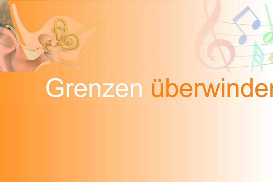 Auf orangenem Hintergrund steht Grenzen überwinden. Links ist ein Ohr im Querschnitt mit Cochlea-Implantat zusehen. Rechts Noten und Notenschlüssel.  Auf orangenem Hintergrund steht Grenzen überwinden. Links ist ein Ohr im Querschnitt mit Cochlea-Implantat zusehen. Rechts Noten und Notenschlüssel.