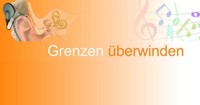 Auf orangenem Hintergrund steht Grenzen überwinden. Links ist ein Ohr im Querschnitt mit Cochlea-Implantat zusehen. Rechts Noten und Notenschlüssel.