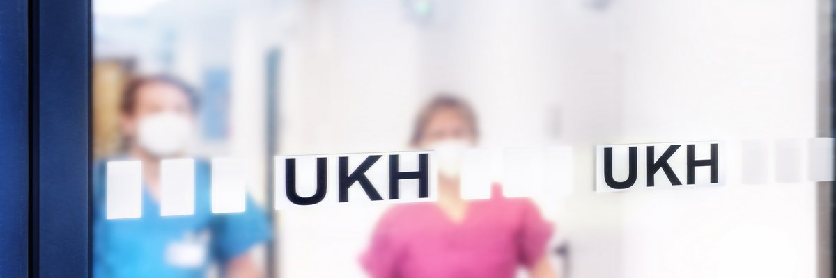 Pflegende im Gang des UKH