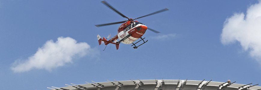 Hubschrauber im Landeanflug auf die Plattform des UKH