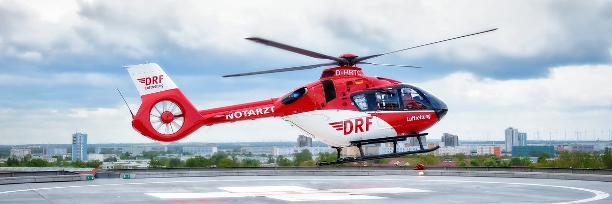 Rettungshubschrauber landet auf Plattform des UKH