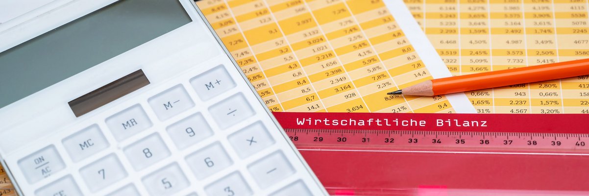Taschenrechner, Bleistift, Lineal und Bilanzauszüge