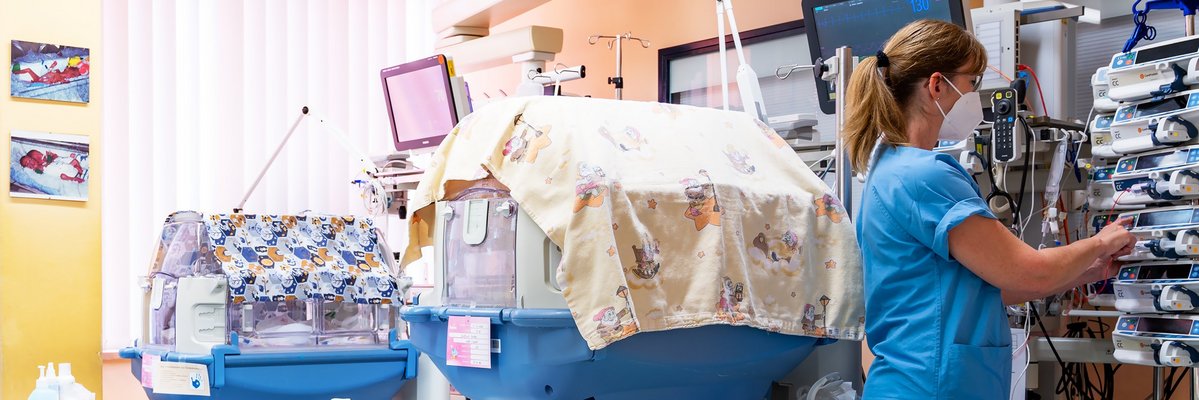 Raum der Neonatologie, in dem zwei Inkubatoten stehen. Medizinisches Personal arbeitet an den Geräten