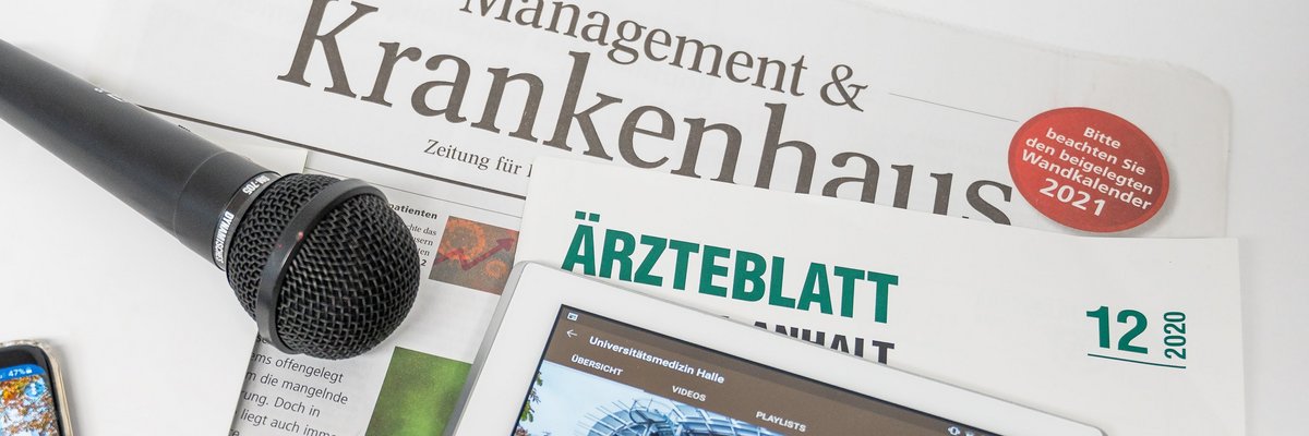 Zeitschrift, Handy, Mikrofon und Tablet mit E-Paper