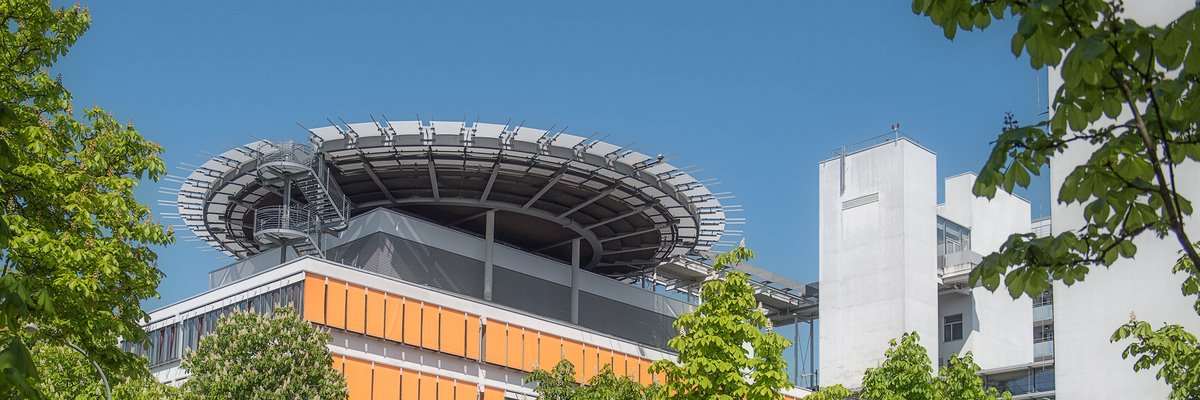 Blick auf das Universitätsklinikum Halle (Saale), Hauptgebäude mit Hubschrauberlandeplatz auf dem Dach.