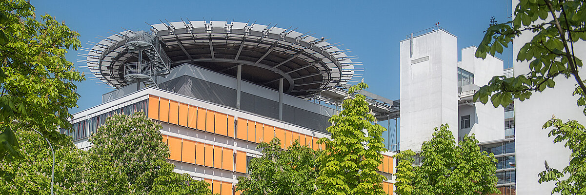 Hauptbegäude des UKH mit Blick auf Hubschrauberlandeplatz