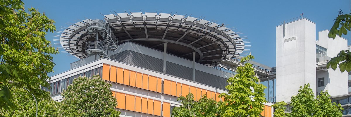 Hauptbegäude des UKH mit Blick auf Hubschrauberlandeplatz