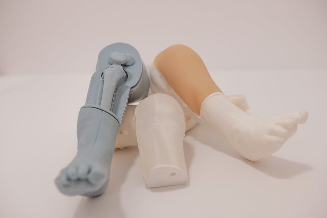 Modelle von Beinen eines Säuglings in unterschiedlichen anatomischen Ausführungen