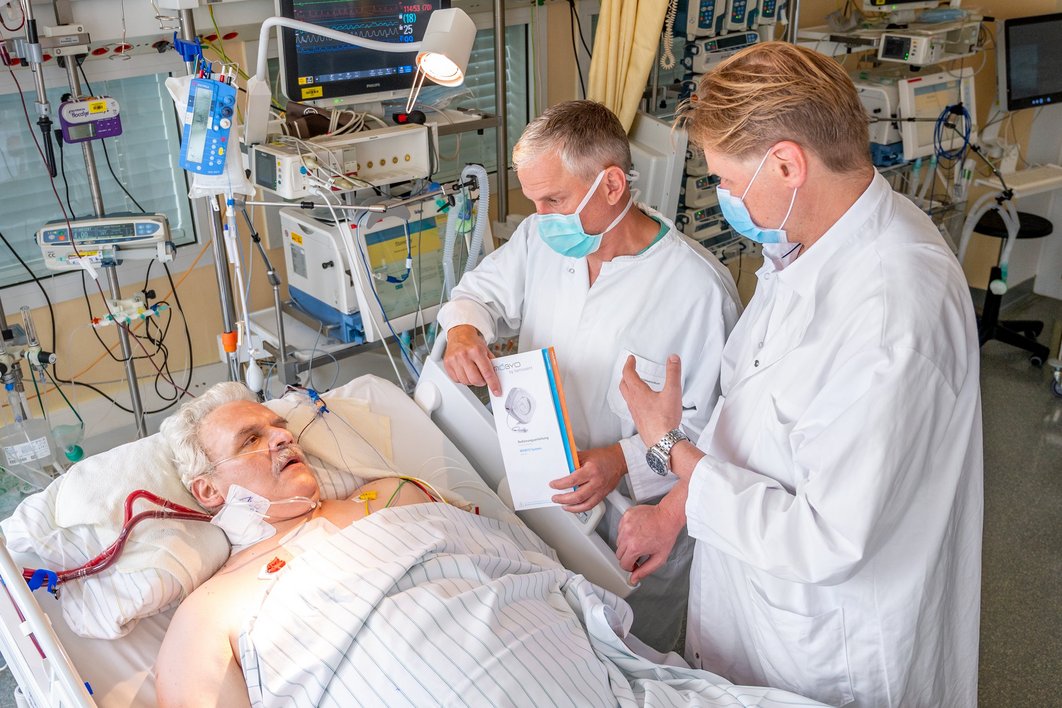 Ärzte am Bett eines Intensivpatienten