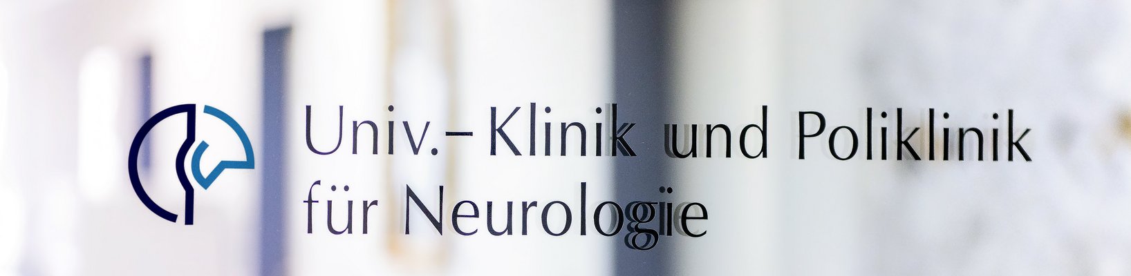 Eingangstür mit Schild zur Universitäts- und Poliklinik für Neurologie