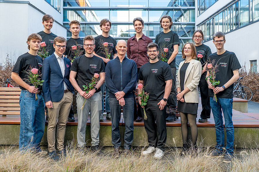 Gezeigte Personen oben von links: Hannah Horbas, Philipp Jordan, Leonard Zwicker, Deborah Neubart (FSR Vorsitz), Marlene Riedel, Lisa Michel, Felix Sieverding. Gezeigte Personen unten von links: Robert Hartmann, Martin Würstlein (FSR Vorsitz), Daniel Fister, Prof. Dr. Rüdiger Horstkorte (Studiendekan), Leon Moegelin, Carolin Martini (FSR Vorsitz)  Gezeigte Personen oben von links: Hannah Horbas, Philipp Jordan, Leonard Zwicker, Deborah Neubart (FSR Vorsitz), Marlene Riedel, Lisa Michel, Felix Sieverding. Gezeigte Personen unten von links: Robert Hartmann, Martin Würstlein (FSR Vorsitz), Daniel Fister, Prof. Dr. Rüdiger Horstkorte (Studiendekan), Leon Moegelin, Carolin Martini (FSR Vorsitz)