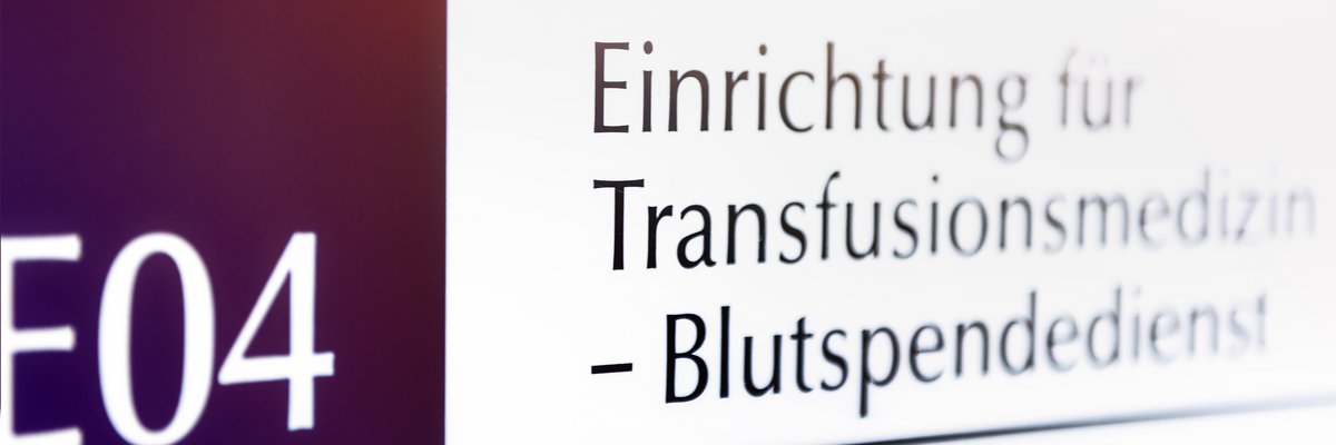 Schild an der Eingangstür zur Transfusionsmedizin