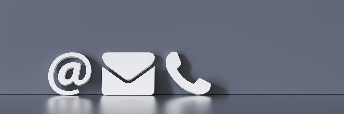 @-Zeichen, Briefumschlag und Telefonhörer in weiß auf grauen Grund als Symbol für Kontakt